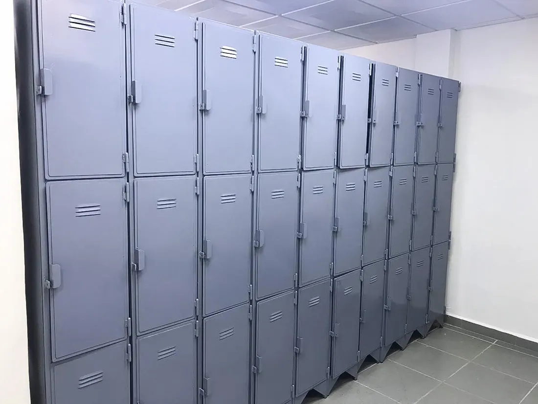 Vestiaires métalliques et bancs