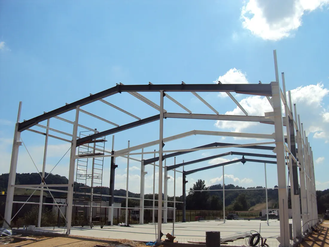Charpente métallique d'un bâtiment industriel en cours de montage