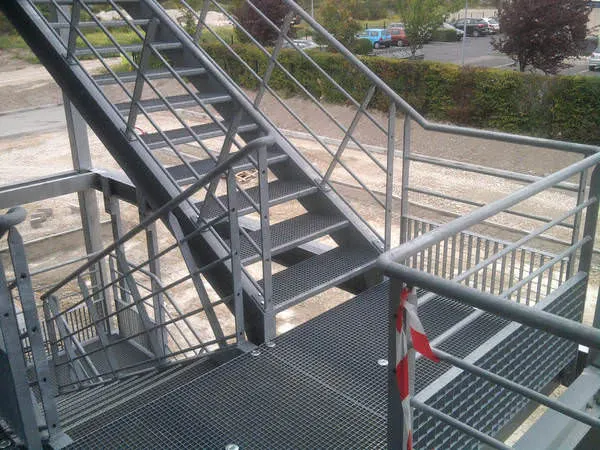 Escalier industriel métallique avec garde-corps
