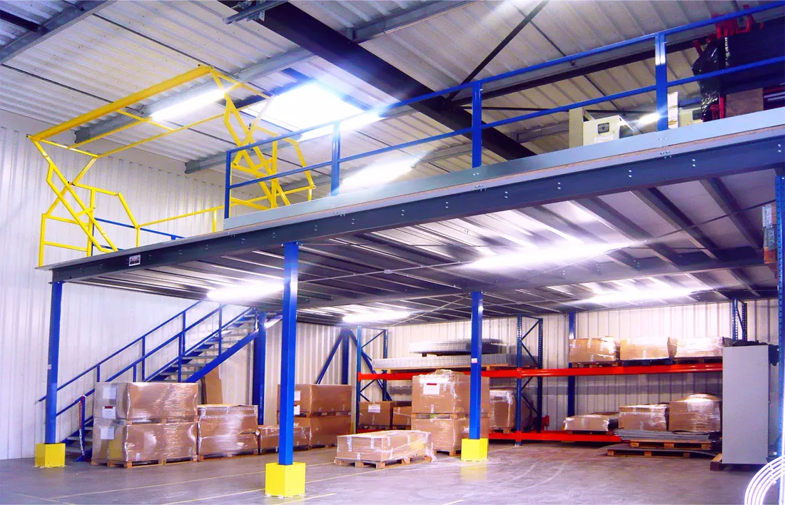 Mezzanine métallique industrielle avec escalier et rayonnages