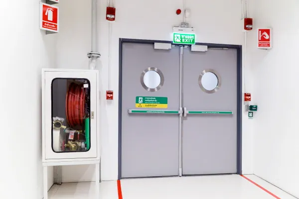 Porte coupe-feu avec barre anti-panique